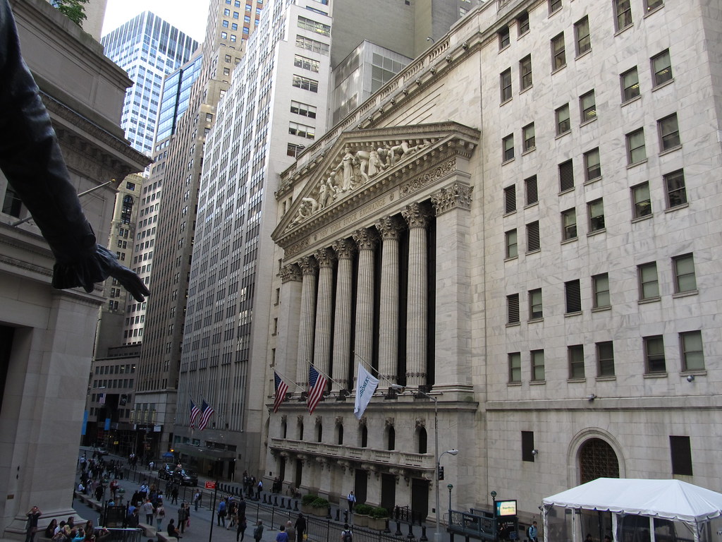 חזית בניין הבורסה בעיר ניו-יורק, עם עמודים בסגנון ניאוקלאסי